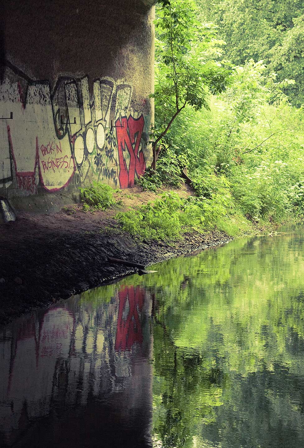 Graffiti reflejado en agua