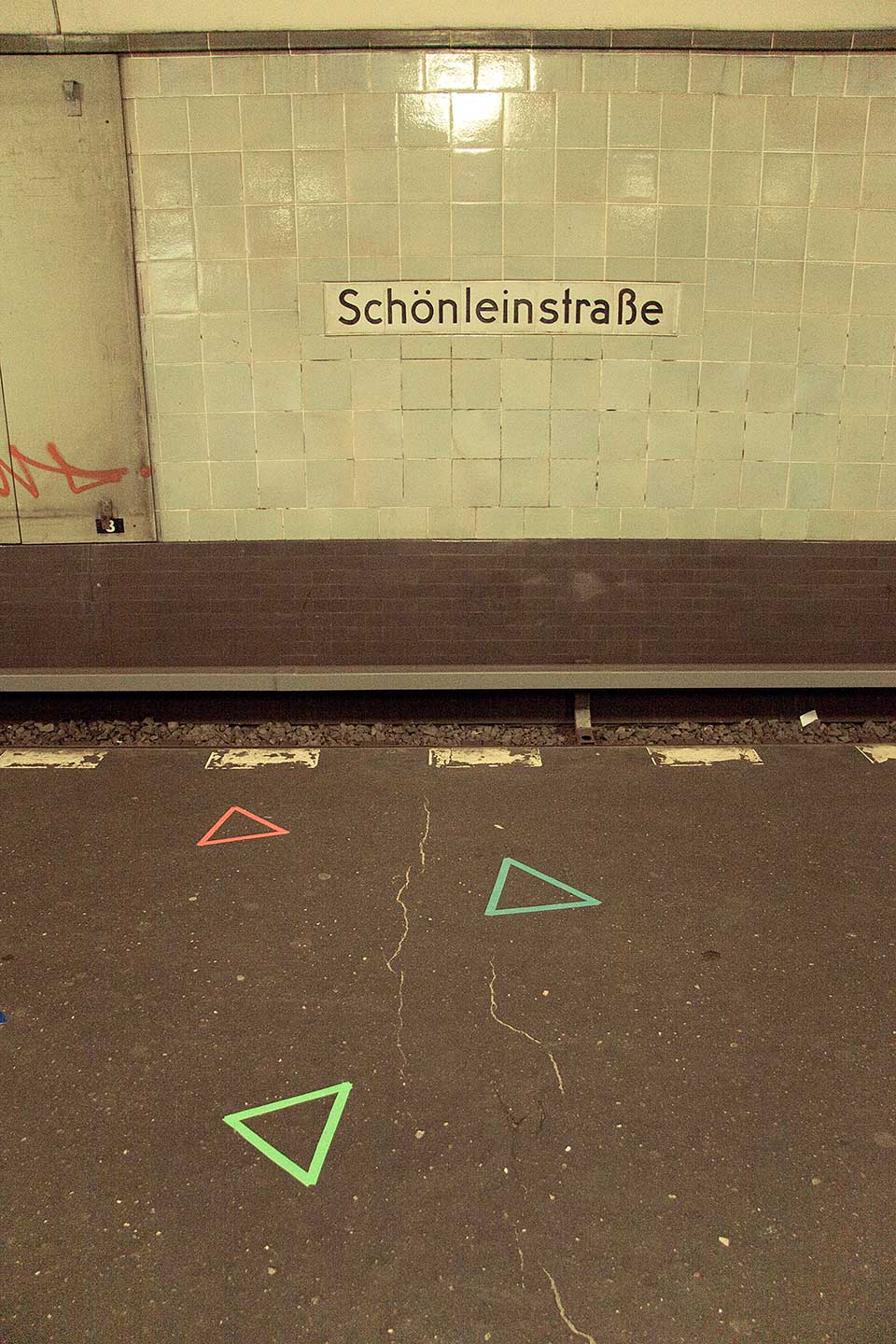 Triángulo pegado en el suel de una estación de metro