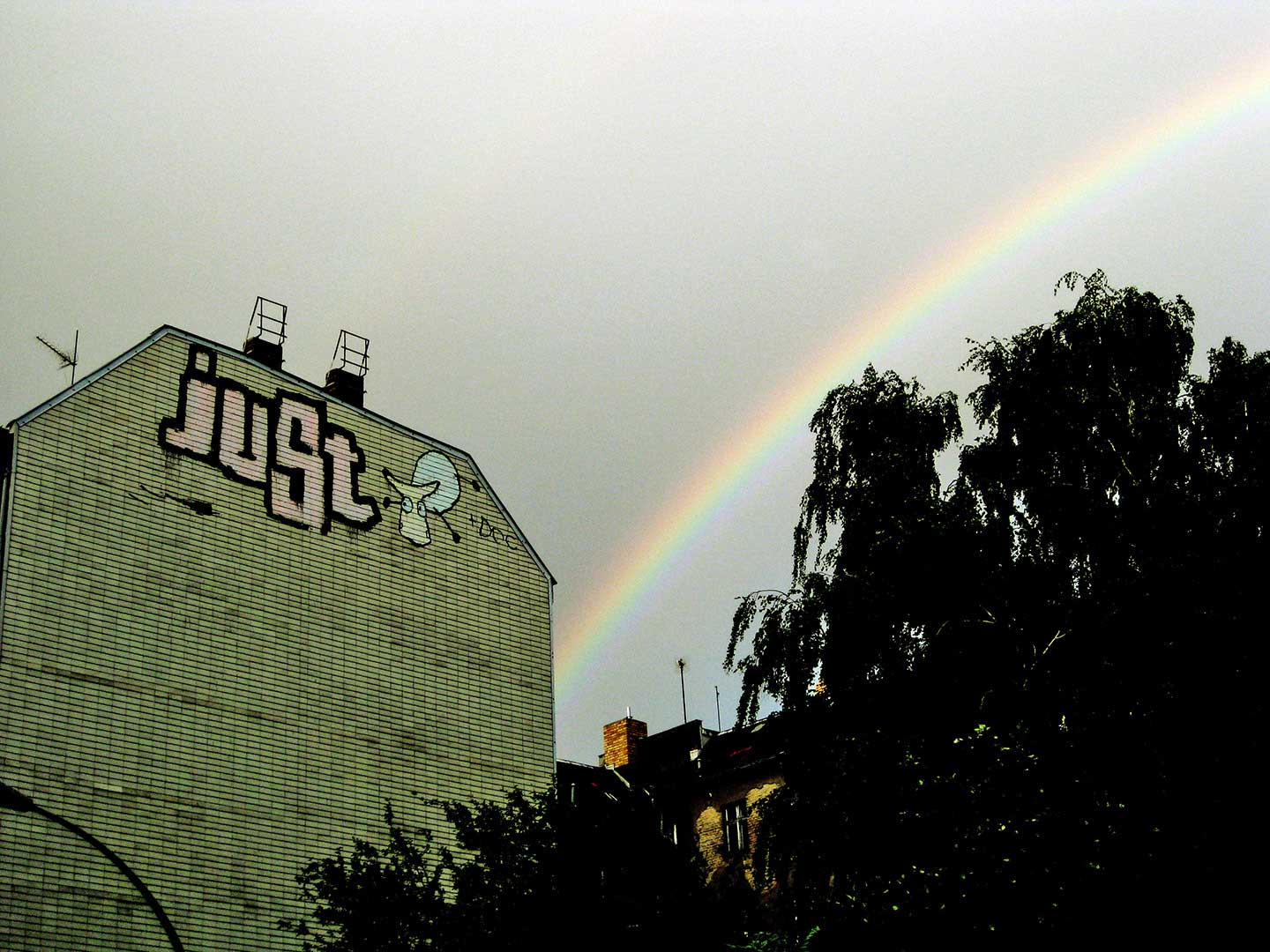 Grafitti de Just y arco iris