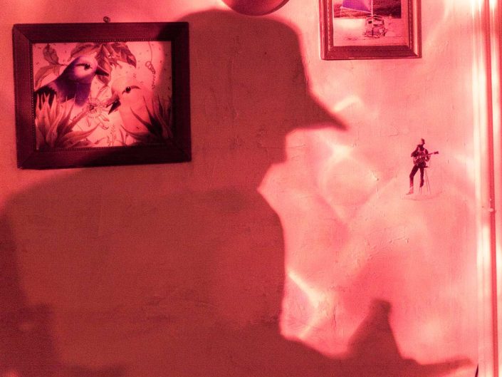 sombra de silueta de persona en la pared