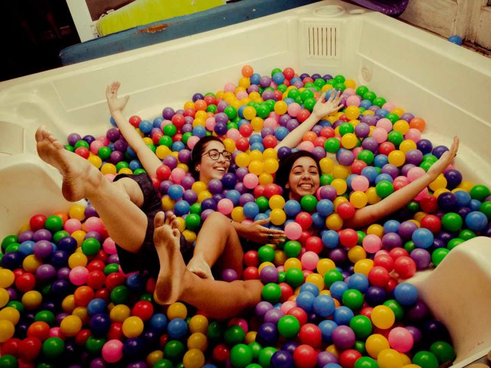Mujeres en una piscina de pelotas de colores