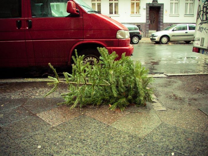 Árbol de Navidad tirado en el suelo