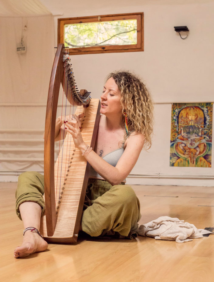 Mujer tocando una harpa.