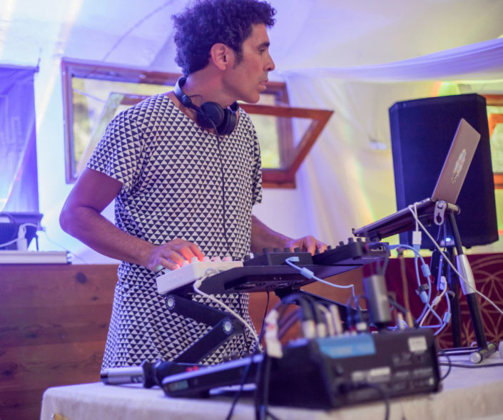 El DJ Arun Ji ponienod música para uan sesión de Ecstatic Dance.