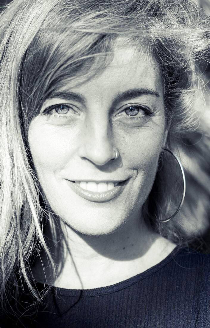 Retrato de mujer en blanco y negro.