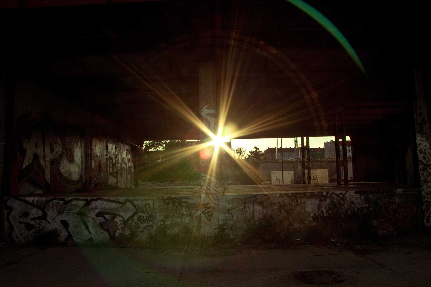 Destello del sol y graffitis