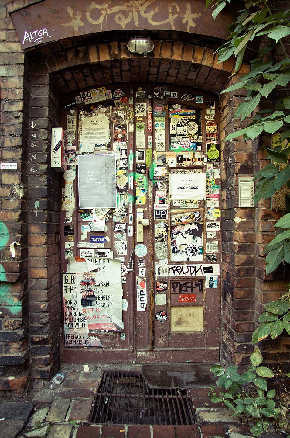 Puerta llena de stickers