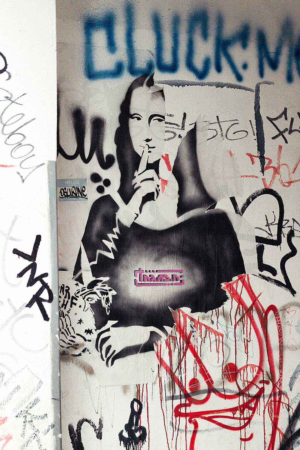 Sticker en blanco y negro de la gioconda haciendo el gesto de silencio