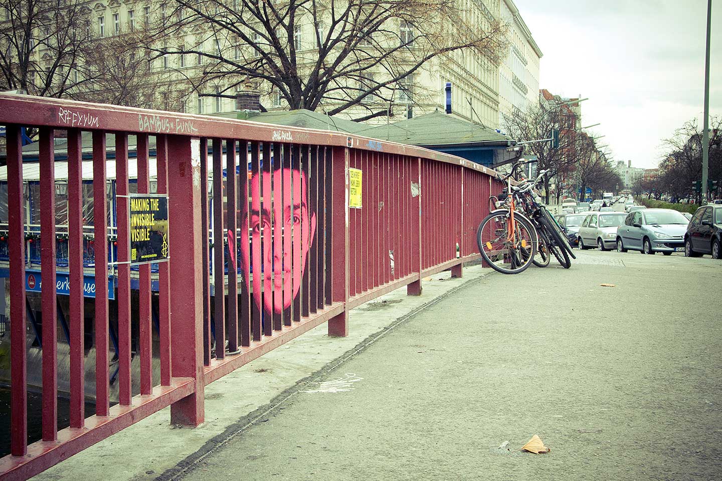 Sticker en las ballas de un puente