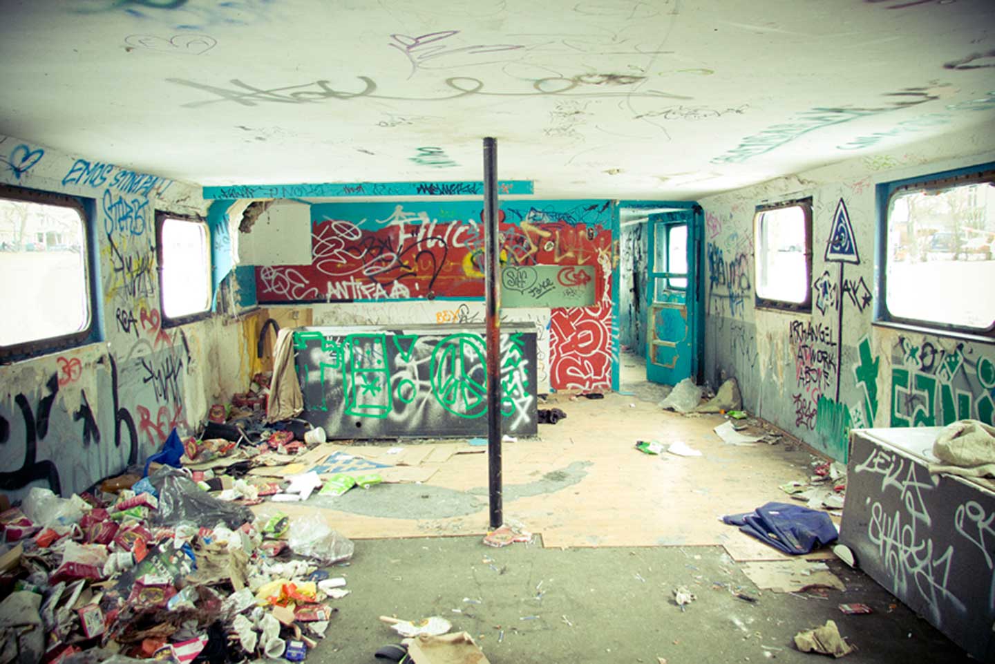 Graffitis en interior de un baro abandonado