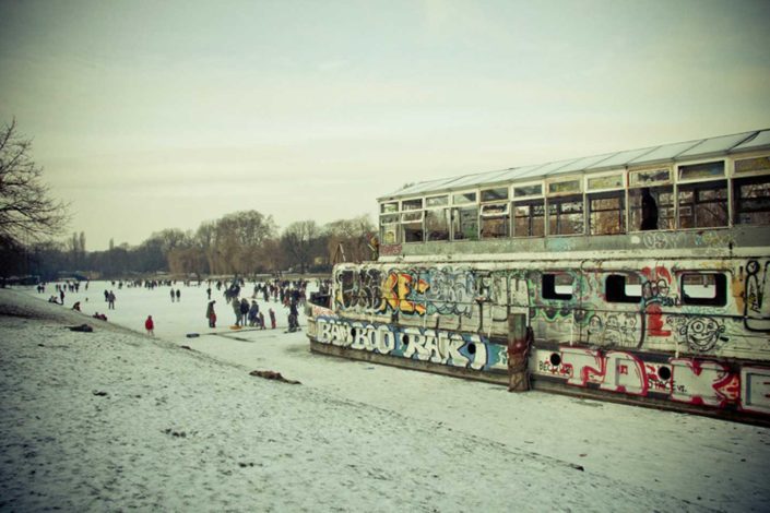 Barco abandonado en canal nevado