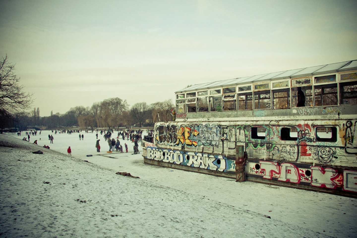 Barco abandonado en canal nevado