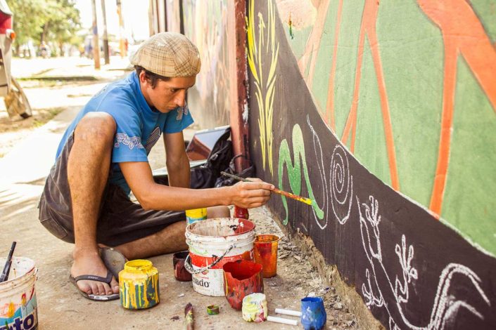artista pintando