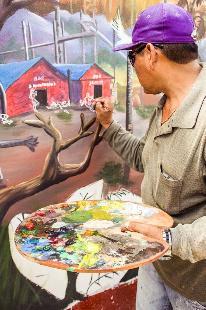 artista pintando