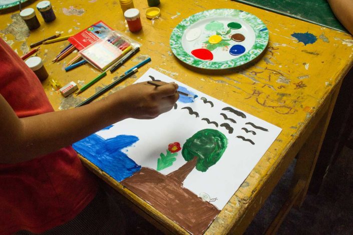 niños pintando