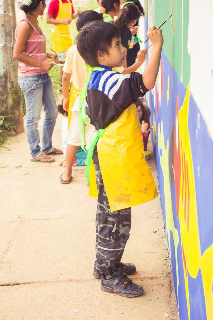 niño pintando