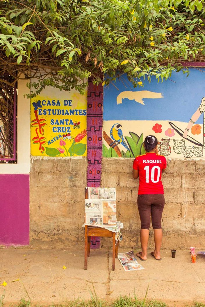niña pintando