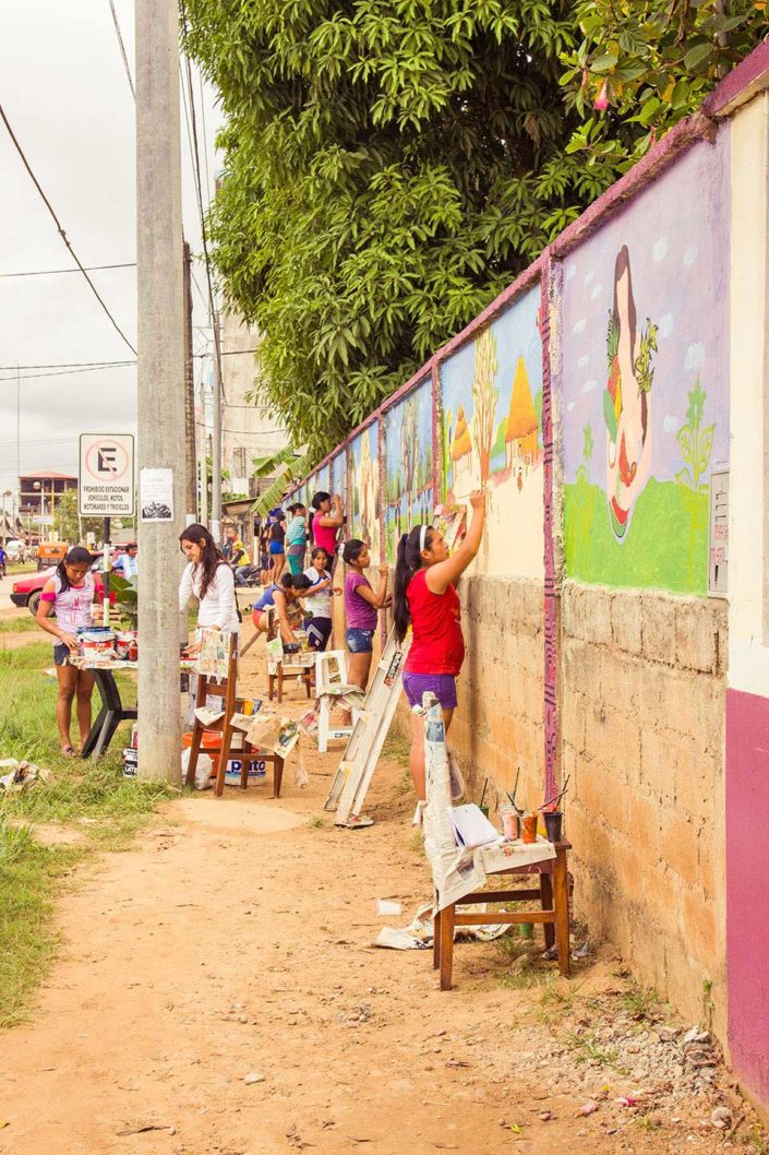 niñas pintando