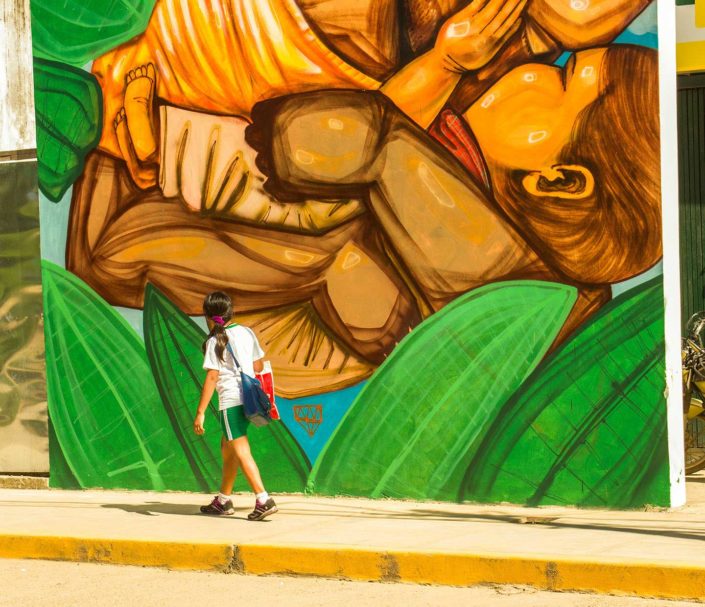 Niña mirando mural