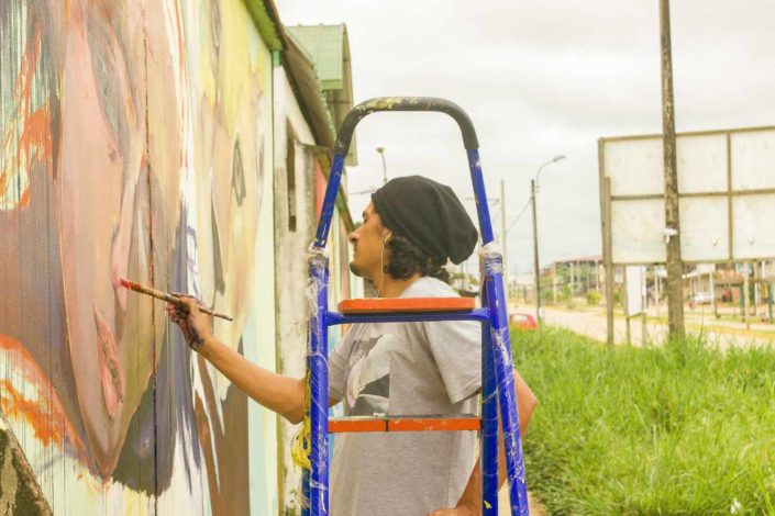 artista pintando