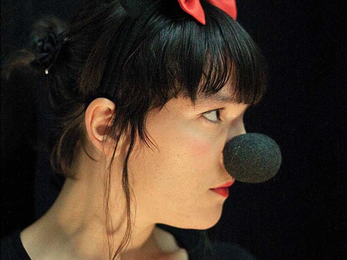 Mujer disfrazada de Minie Mouse