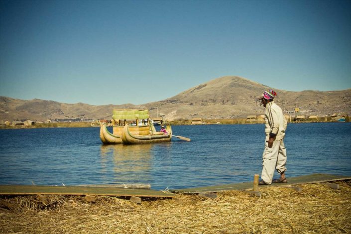 Hombre, lago y embarcación