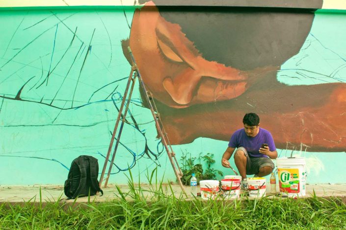 artista pintando