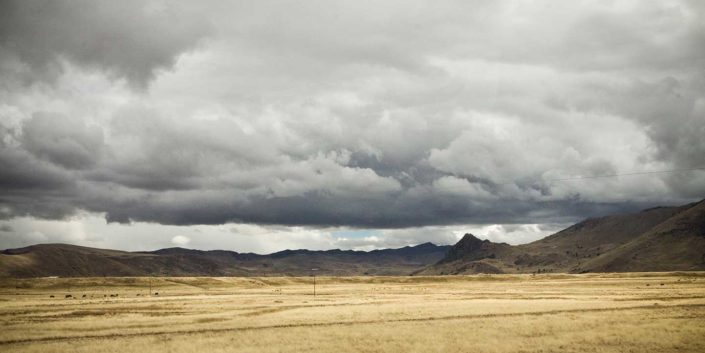 Paisaje árido y nubes