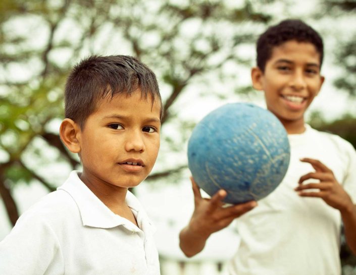 Niños con una pelota azul