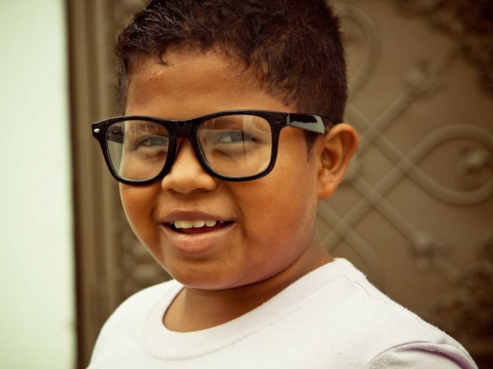 Niño con gafas sonriendo