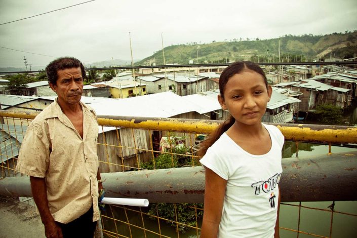 Niña y hombre, de fondo de ve un pueblo