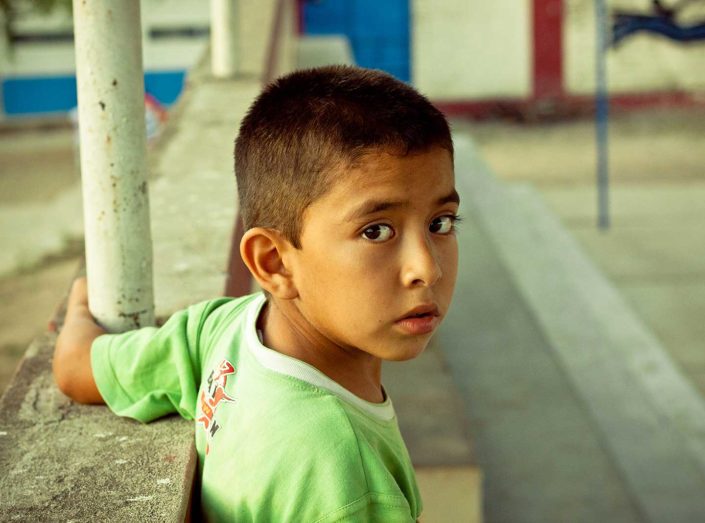 NIño mirando a la cámara