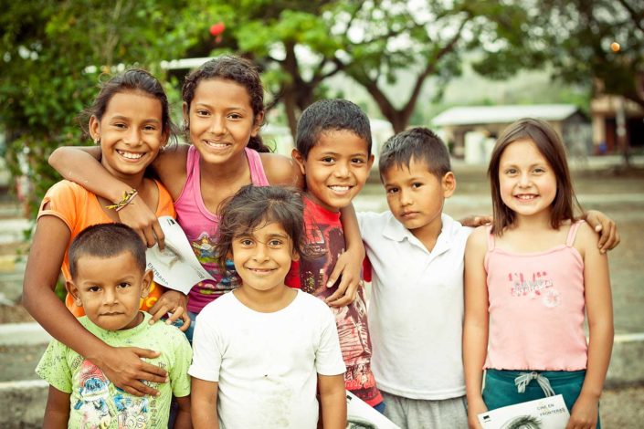 Grupo de niños mirando a la cámara