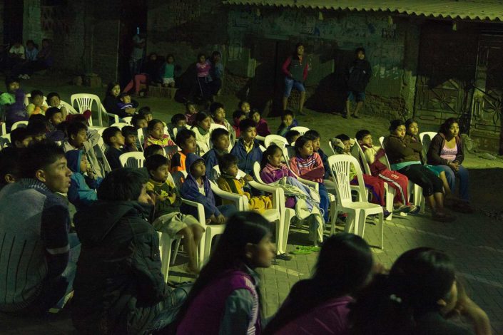 Niños mirando una película al aire libre