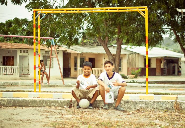 Niños en portería de fútbol