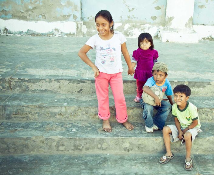 Niños en una escalera