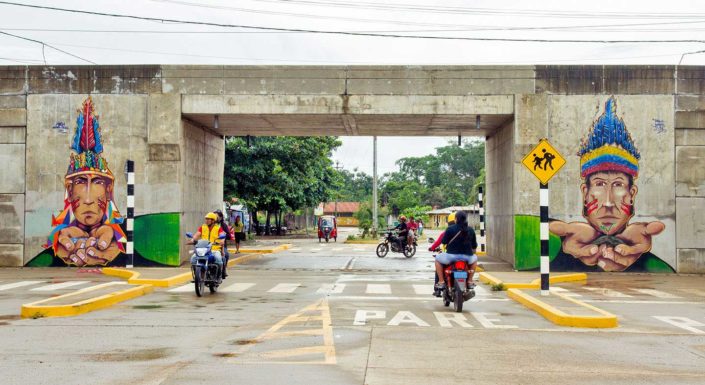 mural en cruce de calle con motoristas