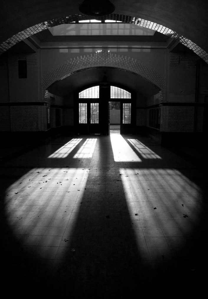 Puertad e estación de metro en blanco y negro