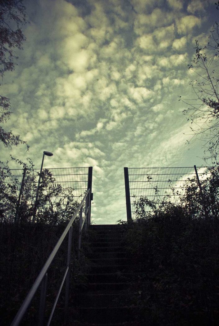Escalera, alambrada y cielo