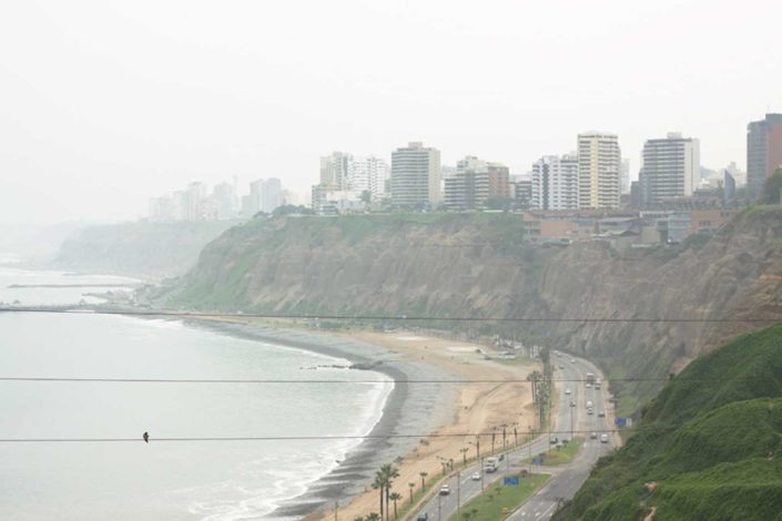 Ciudad encima de un barranco que da al océano Pacífico
