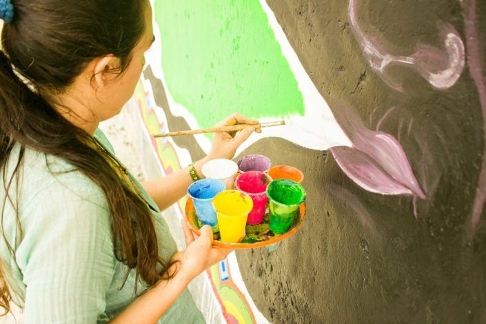 artista pintando
