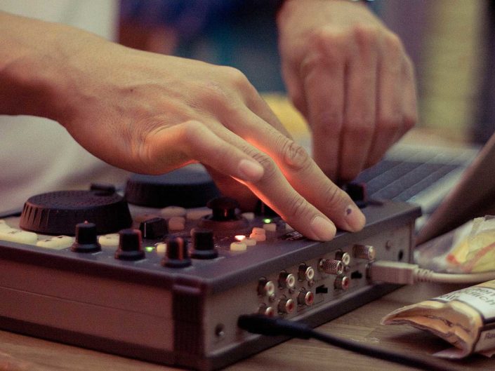 Manos de dj en la controladora