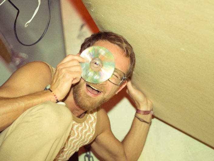 Hombre con cd en la mano