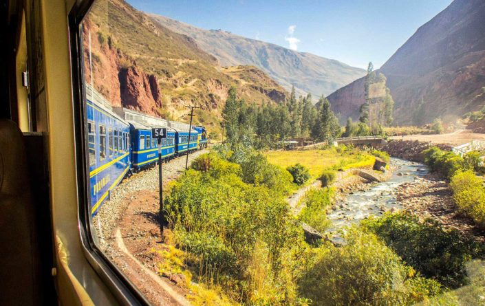 Tren azul, montañas de los Andes