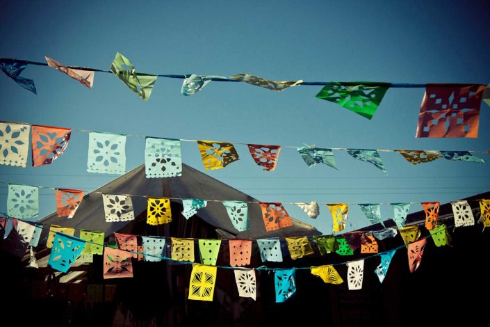 Benderitas de colores al viento