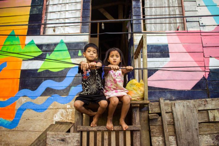 Niños en puerta de casa pintada