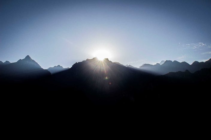 Amanecer detrás de la montaña de Sahuasiray