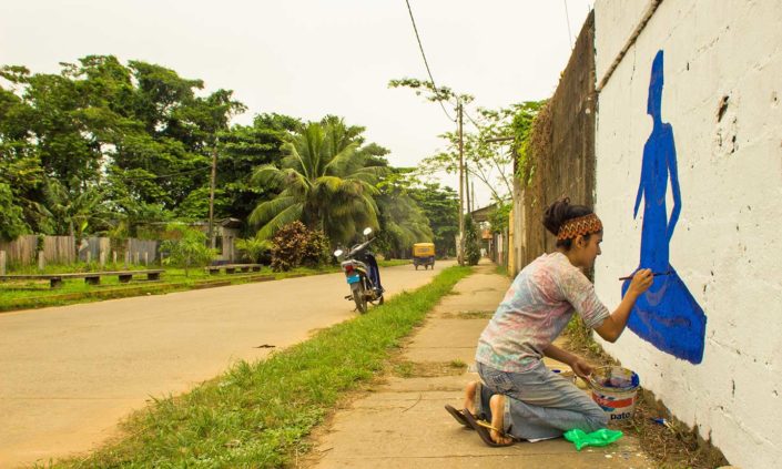 artista pintando