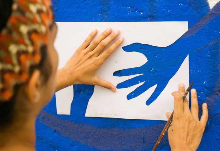 artista pintando
