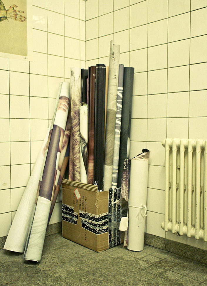 posters en estudio de artista